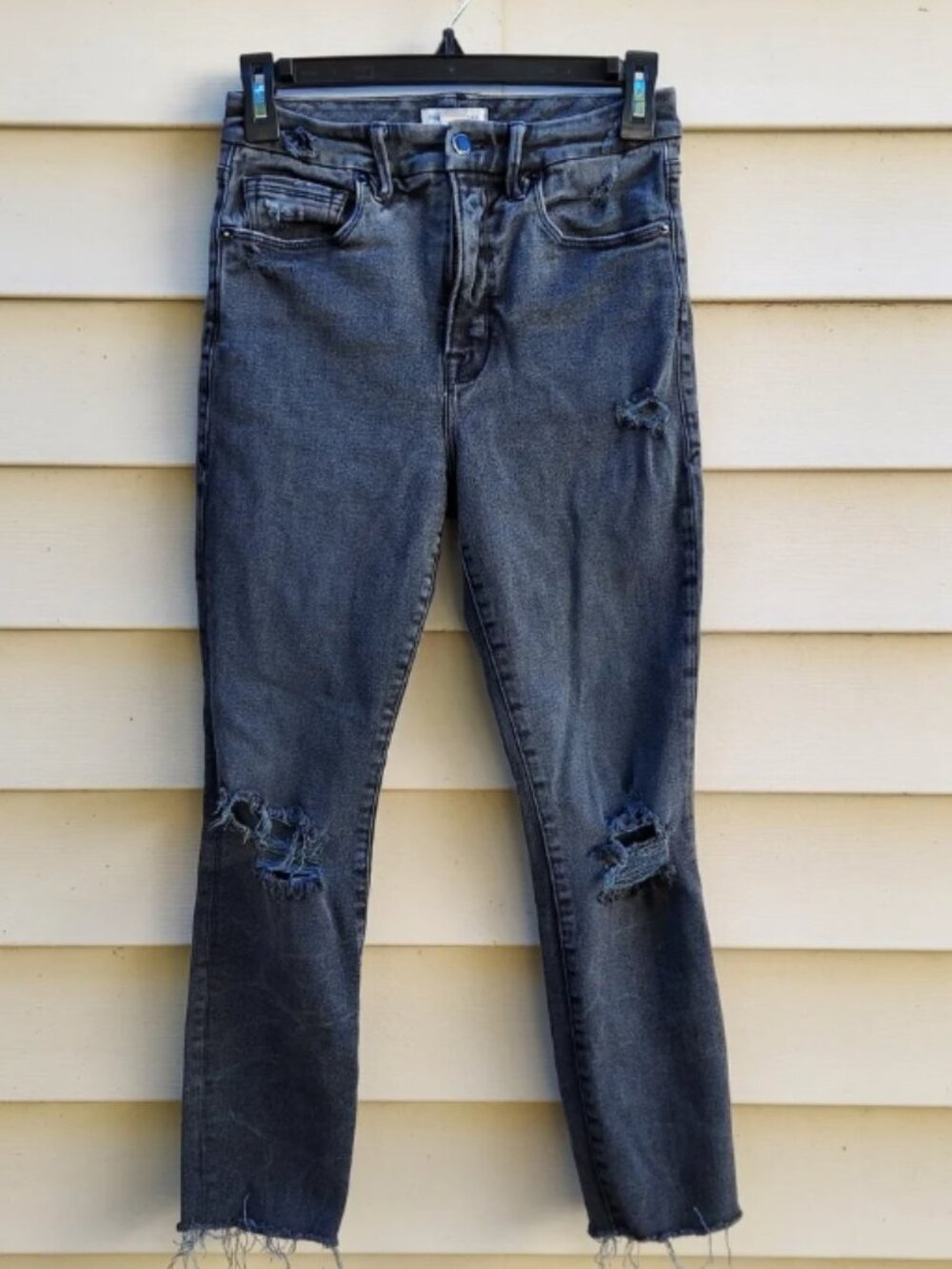 Good American  Distressed Cropped Jeans Size 4/27. Stretchy. Comfortable.